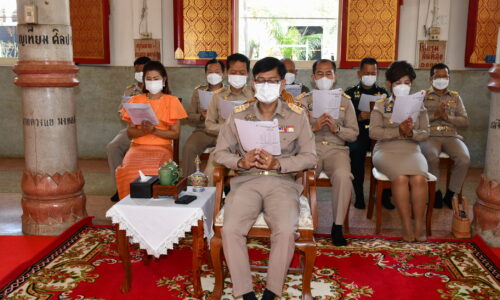 ผู้ว่าศรีสะเกษนำพุทธศาสนิกชนร่วมพิธีเจริญพระพุทธมนต์ถวายพระพรชัยมงคล ทำบุญตักบาตร ถวายภัตตาหารเพล