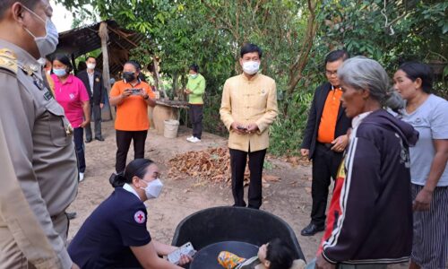 ศรีสะเกษ พ่อเมืองห่วงใยโอบอุ้มช่วยเหลือเด็กพิการต้องอาศัยเลี้ยงดูแลใส่กะละมังพลาสติก