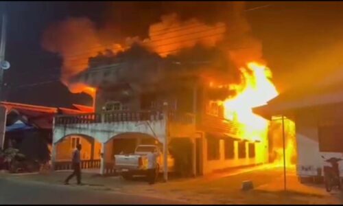 มุกดาหาร  เกิดเหตุเพลิงไหม้บ้านครึ่งปูนครึ่งไม้เสียหายทั้งหลัง