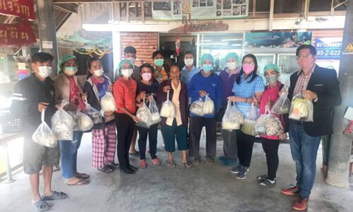 พิษณุโลก. นางพีรกานต์ ทองเชื้อ นายก อบต.วังพิกุล พร้อมคณะ อบต.วังพิกุล เข้าร่วมกิจกรรมอบรมฝึกอาชีพสอนเพาะเลี้ยงเห็ด