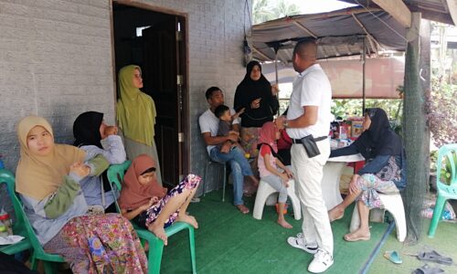 พังงา เจ้าหน้าที่ตำรวจ สภ คุระบุรี และผู้นำในพิธีทางศาสนาอิสลามลงพื้นที่สอบปากคำญาติจากกรณีลูกโมโหแม่ใช้มีดปลายแหลมแทงดับ