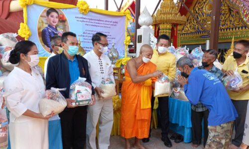 พิษณุโลก เจ้าอาวาสวัดพิกุลวราราม บริจาคทานข้าวสารอาหารแห้ง 709 ถุง เพื่อเป็นพระราชกุศลถวายพระพรชัยมงคล