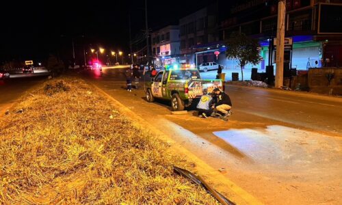แม่สาย!! หนุ่มซิ่งรถกระบะหลุดโค้งชนเสาไฟฟ้าพลิกคว่ำ บาดเจ็บสาหัส