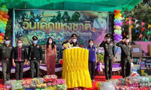 ศรีสะเกษ แม่ทัพน้อยที่ 2 แจกขนมและมอบของรางวัลให้กับเด็กๆที่หน่วยเฉพาะกิจกรมทหารพรานที่ 23