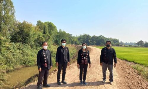 พิษณุโลก นางพีรกานต์ ทองเชื้อ นายก อบต.วังพิกุล พร้อมคณะ ลงพื้นที่ตรวจสอบโครงการปรับปรุงซ่อมแซมถนนลาดยางผิวจราจร