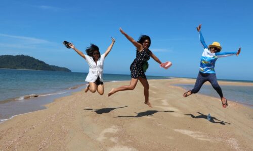 พังงา-ตื่นตา…ทะเลแหวกหนวดมังกร ผืนทรายขาวน้ำทะเลใสยาวเกือบ 4 กิโลเมตร ที่คุระบุรี