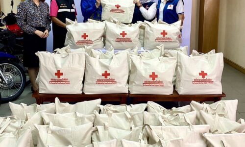 เหล่ากาชาดจังหวัดพังงา มอบถุงยังชีพให้กับครอบครัวนักเรียนทุนในพระบรมวงศานุวงศ์ทุกพระองค์ ประจำปี 2566