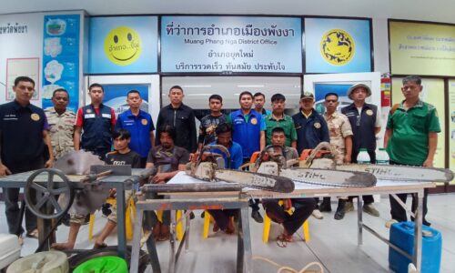 พังงา-ฝ่ายปกครองสนธิกำลังหลายหน่วยงานบุกเข้าจับกุมแก๊งมอดไม้กำลังแปรรูปไม้ป่ากลางดึก ที่ตำบลป่ากอ