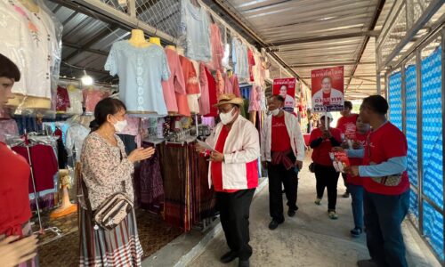 ศรีสะเกษ อมรเทพ สมหมาย พรรคเพื่อไทยกราบไหว้ขอพรหลวงพ่อพุฒศิษย์หลวงปู่สรวง