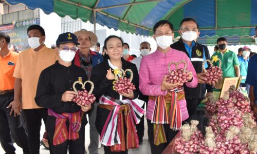 พ่อเมืองศรีสะเกษ โชว์บินโดรน เปิดการแข่งขันทักษะการใช้เครื่องจักรกลและเทคโนโลยีการเกษตร