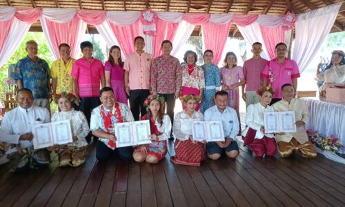 พังงา โก้หมู ไม้ยางใจป้ำมอบของขวัญเนื่องในวันวาเลนไทน์หรือวันแห่งความรักจัดเลี้ยงอาหารกลางวัน