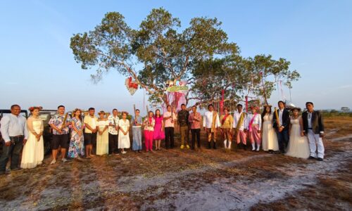 พังงา-รองผู้ว่าพังงามอบมงกุฎดอกหญ้าให้8คู่รักบนทุ่งหญ้าสะวันา พร้อมปล่อยเต่าตนุ9ตัว บนเกาะพระทอง