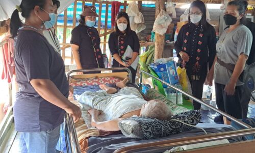 พิษณุโลก นางพีรกานต์ ทองเชื้อ นายก อบต.วังพิกุล ลงพื้นที่เยี่ยม พบปะ พูดคุย ให้กำลังใจ กลุ่มผู้ป่วยติดเตียง ในพื้นที่