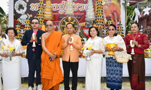 ศรีสะเกษ หลวงพ่อพุฒนำศิษย์ประกอบพิธีไหว้ครูบูชาคุณหลวงปู่สรวงเทวดาเดินดิน