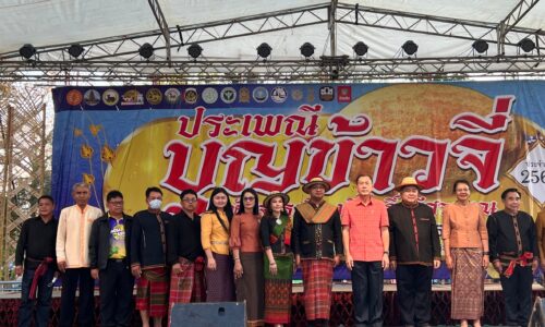 ศรีสะเกษ สาวงาม 5 ตำบลกว่า 500 คนรำเปิดงานบุญข้าวจี่มหัศจรรย์ของดีโพธิ์ศรีสุวรรณ