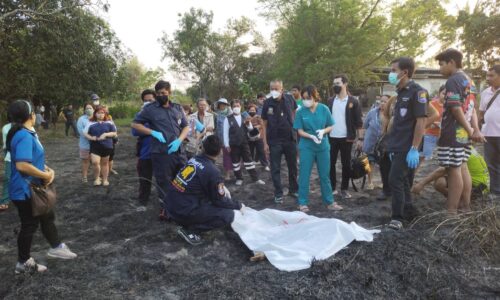 นครนายก เกิดเหตุคุณยายจุดไฟเผาหญ้าไฟลามลุกไหม้เสียชีวิตคาที
