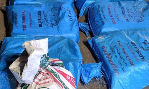 มุกดาหาร – รถกระบะพ่อค้ายาบ้าประสานงาตาย 3 ศพ พบยาบ้า 2,100,000 เม็ดในรถ