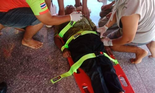 พังงา – ชายคลุ้มครั่งพกขวานไล่ฟันชาวบ้านภายในวัดนากลาง