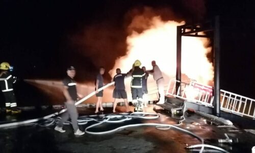 พังงา-ด่วน เกิดเหตุเพลิงไหม้เรือนำเที่ยวดำน้ำลึกวอดทั้งลำ