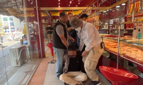 หนุ่มชาวเขาเชียงใหม่ทำนิ่ง วิ่งราวทรัพย์ร้านทองแม่สายถูกจับทันควันอ้างอยากติดคุกชีวิตไม่มีทางเลือก