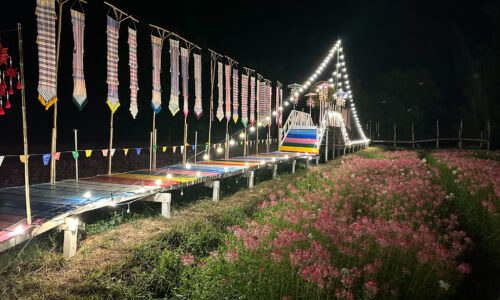 ศรีสะเกษ เจ้าคุณพระศรีญาณวิเทศชวนชาวพุทธตักบาตรดอกไม้ใต้แสงจันทร์แห่งแรกของโลก