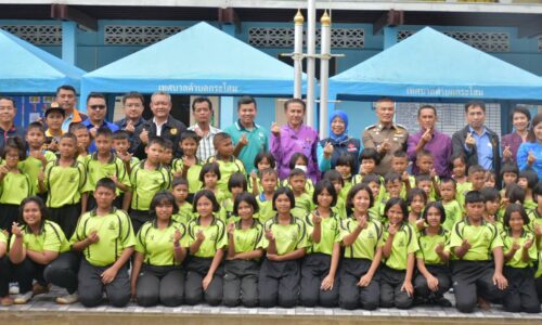 สมาคมสื่อมวลชนแห่งจังหวัดพังงา จัดกิจกรรมมอบความสุขให้เด็กนักเรียน