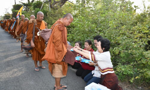 ศรีสะเกษ พระอาจารย์ราวีนำคณะสงฆ์แม่ชีกว่า 100 รูปเดินธุดงค์ฝ่าเปลวแดด