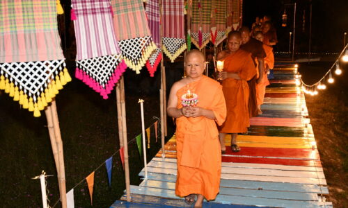 ศรีสะเกษ วัดป่าพิมลมังคลารามจัดพิธีตักบาตรดอกไม้ใต้แสงจันทร์