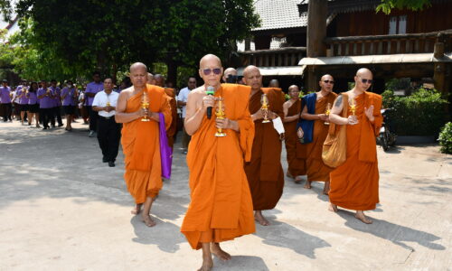 ศรีสะเกษ หลวงพ่อพุฒนำชาวพุทธนับพันก่อเจดีย์ข้าวเปลือก