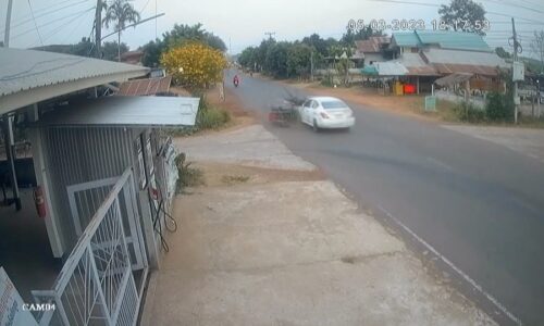 ศรีสะเกษ คลิปภาพวงจรปิดเก๋งพุ่งชนท้ายรถ จยย.พ่วงข้างเฒ่า 67 ปีดับสยองคาที่