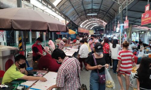 นครนายก –  นักท่องเที่ยวเข้ากราบไหว้หลวงพ่อปากแดงพร้อมส่องหาเลขเด็ดใกล้วันหวยออก