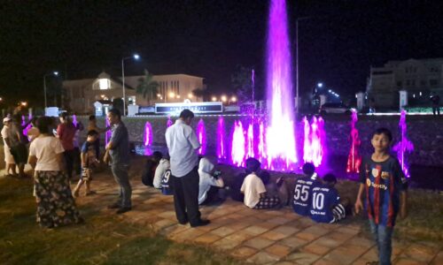 พังงา – ประชาชนจำนวนมากแห่ชมน้ำพุ พลิ้วไหวกลางสายน้ำ