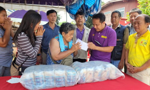 พิษณุโลก คณะผู้ใจบุญช่วยเหลือ ครอบครัวไฟไหม้บ้าน ต้องสร้างบ้านใหม่