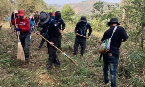 อำเภอแม่อาย จังหวัดเชียงใหม่ ลาหู่ทหารปกครองไฟป่าร่วมป้องกันไฟป่าเข้าหมู่บ้านหมอกควันยังไม่จาง