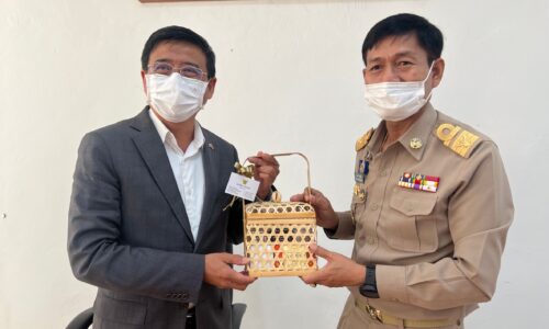 ศรีสะเกษ เอกอัครราชทูตไทยสำรวจเส้นทางการค้าการข้ามแดนและการท่องเที่ยวระหว่างไทยกับกัมพูชา