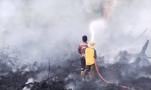 นครนายก ไฟลามทุ่งโหมหนักลุกลามใกล้บ้านพักครูและปั้มน้ำมัน