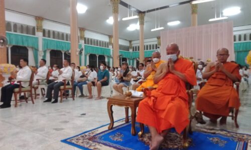 พิษณุโลก : พุทธสาริกชนชาวจังหวัดพิษณุโลกร่วมใส่บาตรเที่ยงคืนขอพรพระมหาอุปคุต วัดบึงกระดาน