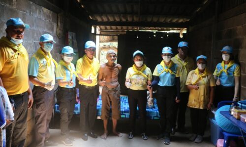 พังงา-รองผู้ว่านำทีมจิตอาสาเข้าช่วยเหลือคุณตามีโรคประจำตัวไร้คนดูแล เปลี่ยนเครื่องนอน