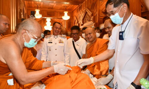 ศรีสะเกษ หลวงพ่อพุฒพระอาจารย์เทียนชัย 2 ศิษย์เอกหลวงปู่สรวงนำคณะศิษย์นับพันเปลี่ยนผ้าไตรหลวงปู่สรวง