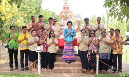 ศรีสะเกษ ดร.กัลยาณี นายกฯท่องเที่ยว นำคณะเจ้าหน้าที่สถาบันพัฒนาแรงงานไหว้ศาลท้าวมหาพรหม