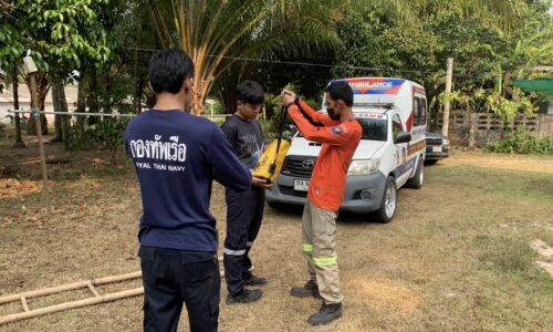พังงา สุดดีใจเจ้าหน้าที่กู้ภัยสว่างเมฆาตะกั่วป่าช่วยแมว 2 ตัว พลัดตกลงในบ่อน้ำลึก 8 เมตร