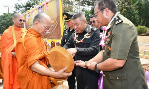ศรีสะเกษ แม่ทัพภาคที่ 2 ร่วมกับรองผู้บัญชาการภูมิภาคทหารที่ 4 ตักบาตร 2 แผ่นดิน