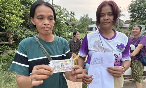 ศรีสะเกษ สาวกำพร้ารับจ้างตัดปาล์มทำบุญผ้าป่า 20 บาทถูกรางวัลที่ 1 รับ 6 ล้านบาท