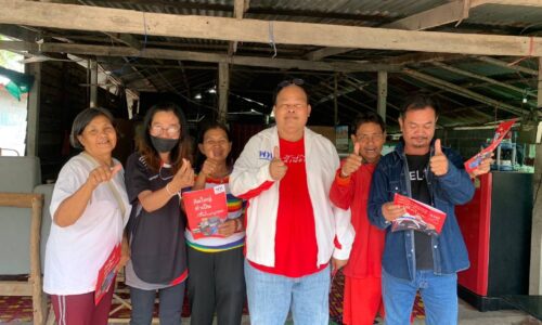 ศรีสะเกษ อมรเทพ สมหมาย ผู้สมัคร ส.ส.เขต 5 เบอร์ 7 พรรคเพื่อไทยลุยแจกแผ่นพับหาเสียง