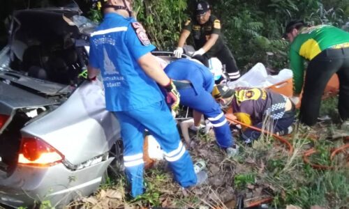 ศรีสะเกษ ซิ่งเก๋งจะไปงานแต่งงานยางระเบิดพุ่งชนต้นไม้เสียชีวิต 3 รายสาหัส 1 ราย