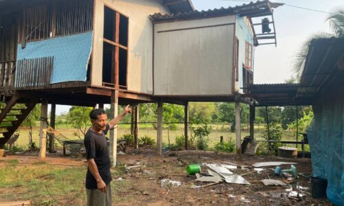 ศรีสะเกษ พายุฤดูร้อนถล่มบ้านเรือนพัง หลังคาปลิวว่อน