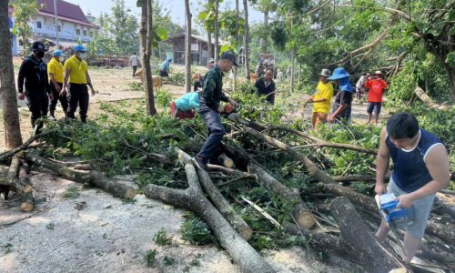 อำเภอแม่อาย จังหวัดเชียงใหม่ ทหารจิตอาสาช่วยเหลือชาวบ้านประสบภัยธรรมชาติลมฤดูร้อน