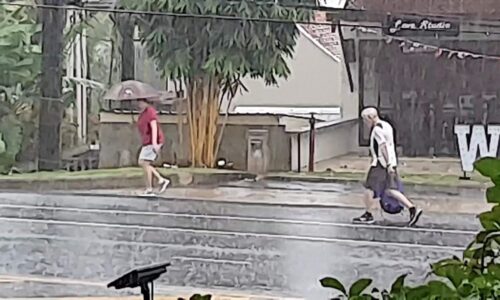 กรมอุตุฯ เตือนใต้ฝนตกหนัก คลื่นสูง 2 เมตร