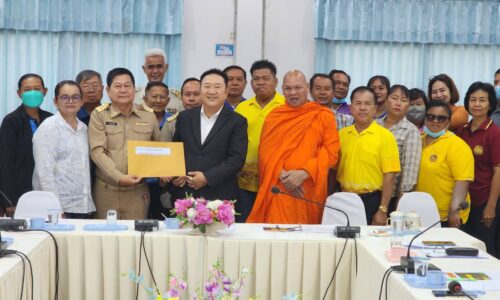 ทุกข์ชาวบ้าน ผู้นำชุมชน-กำนัน -ผู้ใหญ่บ้าน-ประชาชนตำบลเขาทองยื่นหนังสือทบทวนการปิดทางข้ามรถไฟ