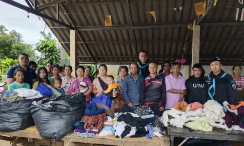 อำเภอแม่อาย จังหวัดเชียงใหม่ ทหารพรานแจกเสื้อผ้าผ้าห่มให้ชาวเขาชายแดน